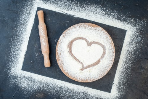 Ciasto udekorowane cukrem pudrem w kształcie serca﻿